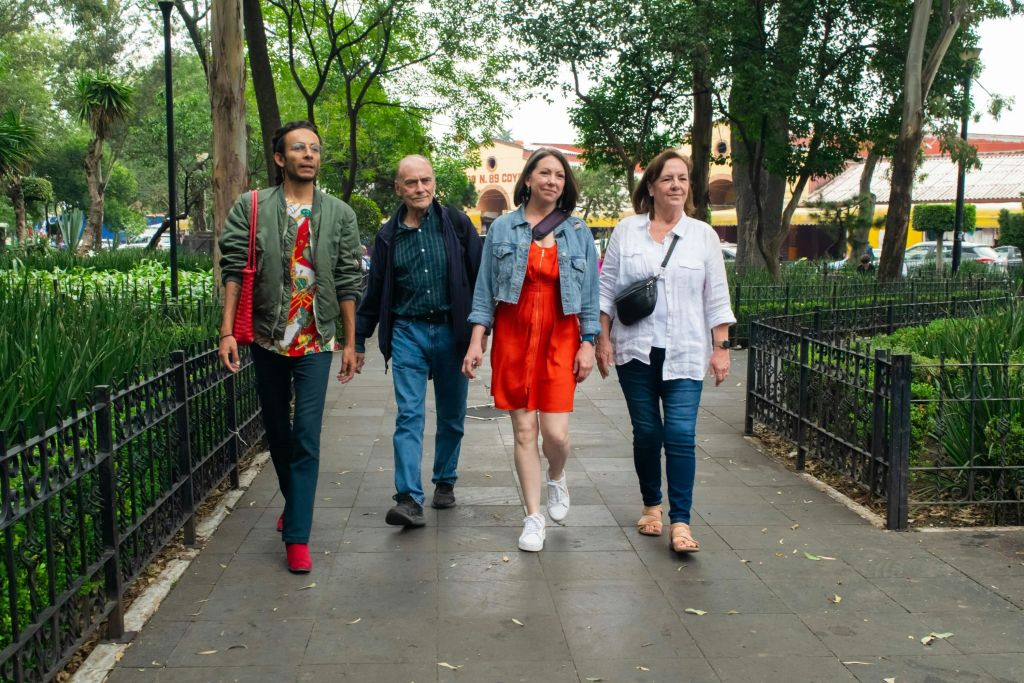 활기찬 코요아칸 공원을 거닐며 현지 문화를 체험하는 일행.