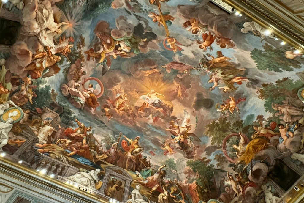 예술과 건축이 완벽한 조화를 이루는 보르게세 미술관 (Borghese Gallery) 에서 아름다운 페인트 천장의 모든 디테일을 감상하세요.