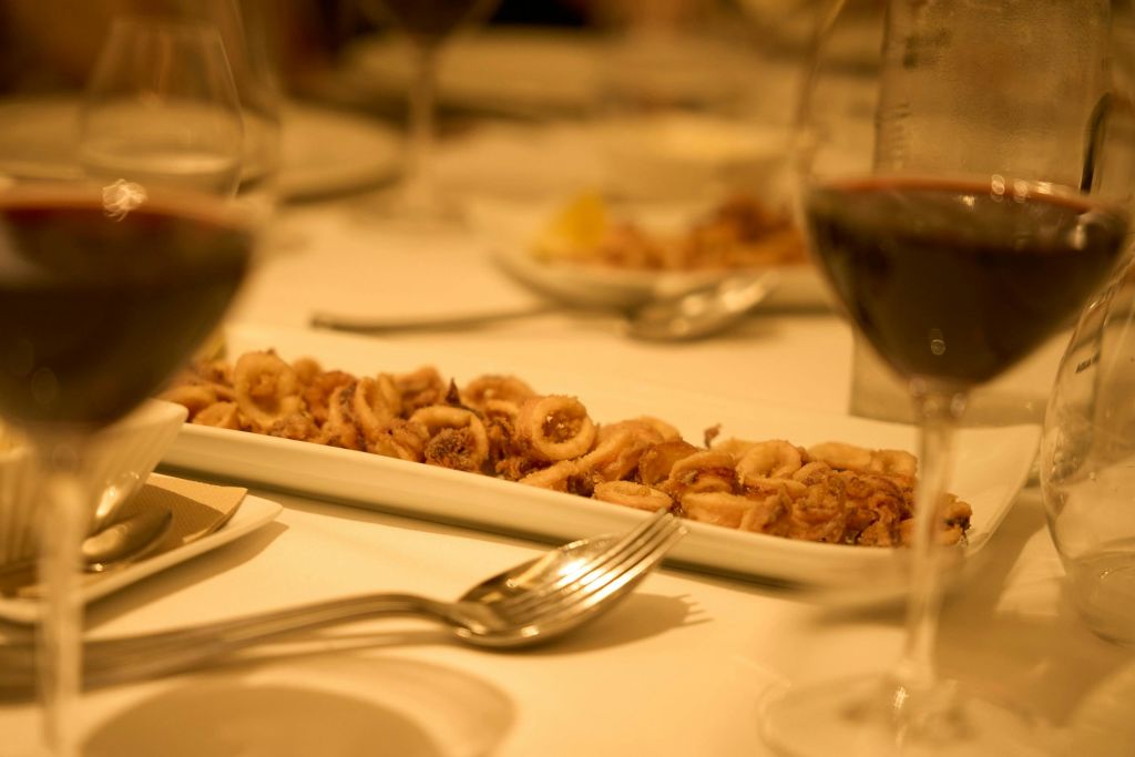 바르셀로나 엘 보른에서 맛있는 칼라마리 튀김으로 지중해의 맛을 즐겨보세요.