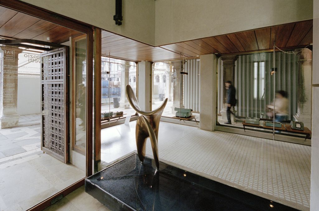 1958년부터 알베르토 비아니 (Alberto Viani) 의 조각상 누도 알 솔레 (Nudo al Sole) 는 성 마르코 광장 (St. Mark 's Square) 의 중심부에 있는 네고지오 올리베티 (Negozio Olivetti) 의 방문객을