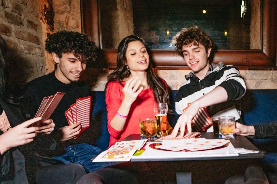 카드놀이하는 여자와 두 남자