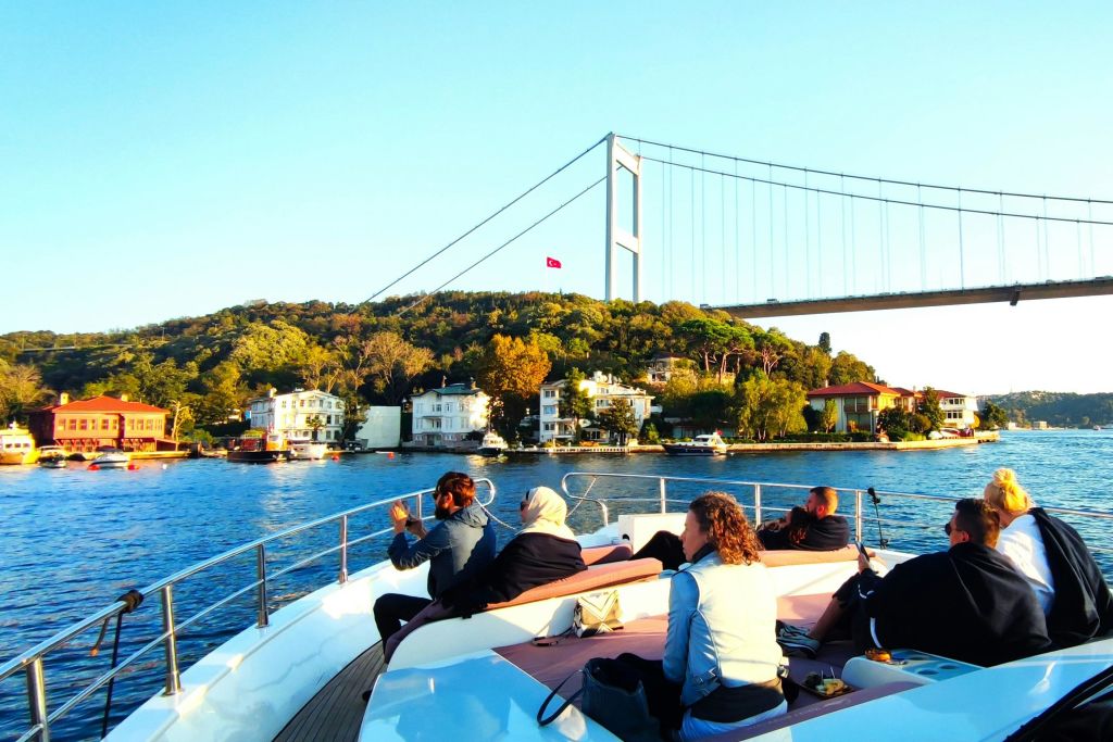 일몰에 즐기는 보스포루스 크루즈