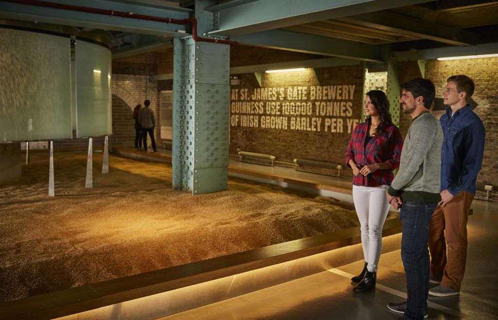 커다란 보리 진열대 옆 양조장 안에는 보리 사용법에 대한 벽 안내판이 세워져 있습니다.