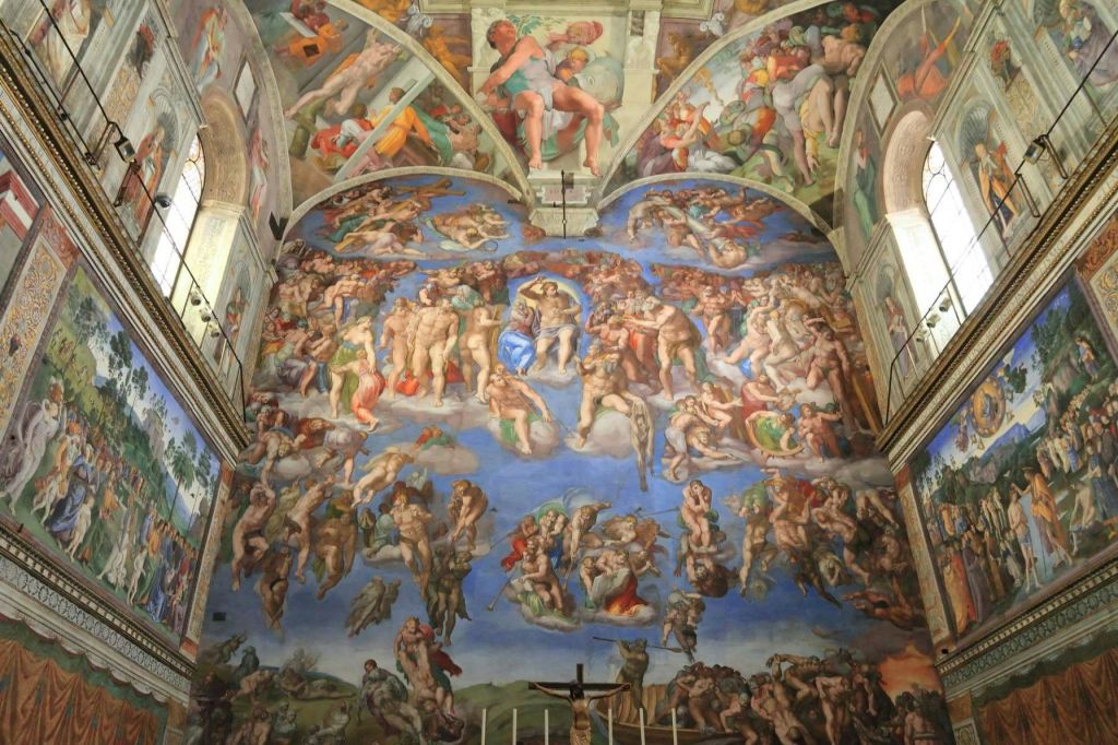 화려한 아치형 천장 방의 벽을 덮은 역동적인 포즈의 수많은 인물을 묘사한 세부 프레스코화.