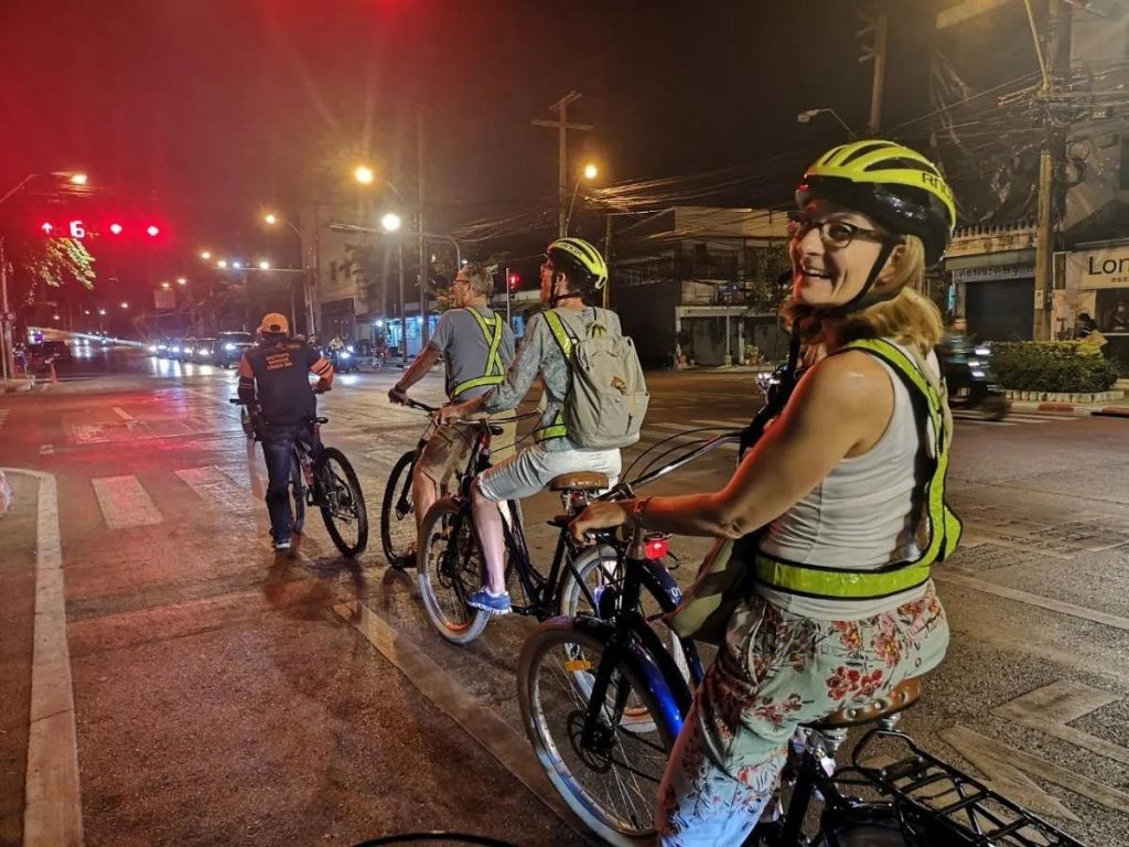 방콕의 톤부리 쪽은 저녁에는 교통량이 많지 않습니다.