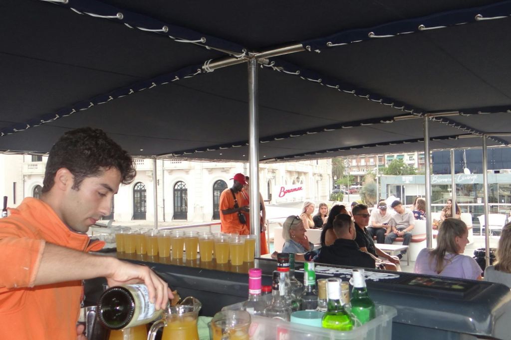 발렌시아에서 물을 준비하는 우리 선원들