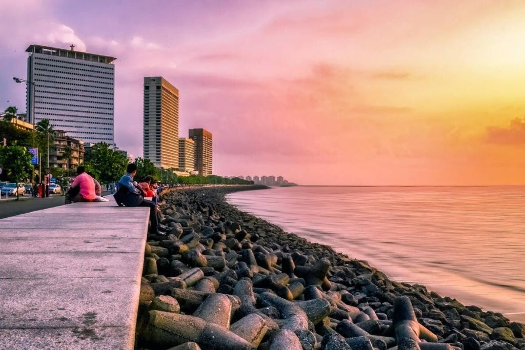 마린 드라이브에서 바라보는 석양의 아름다운 풍경