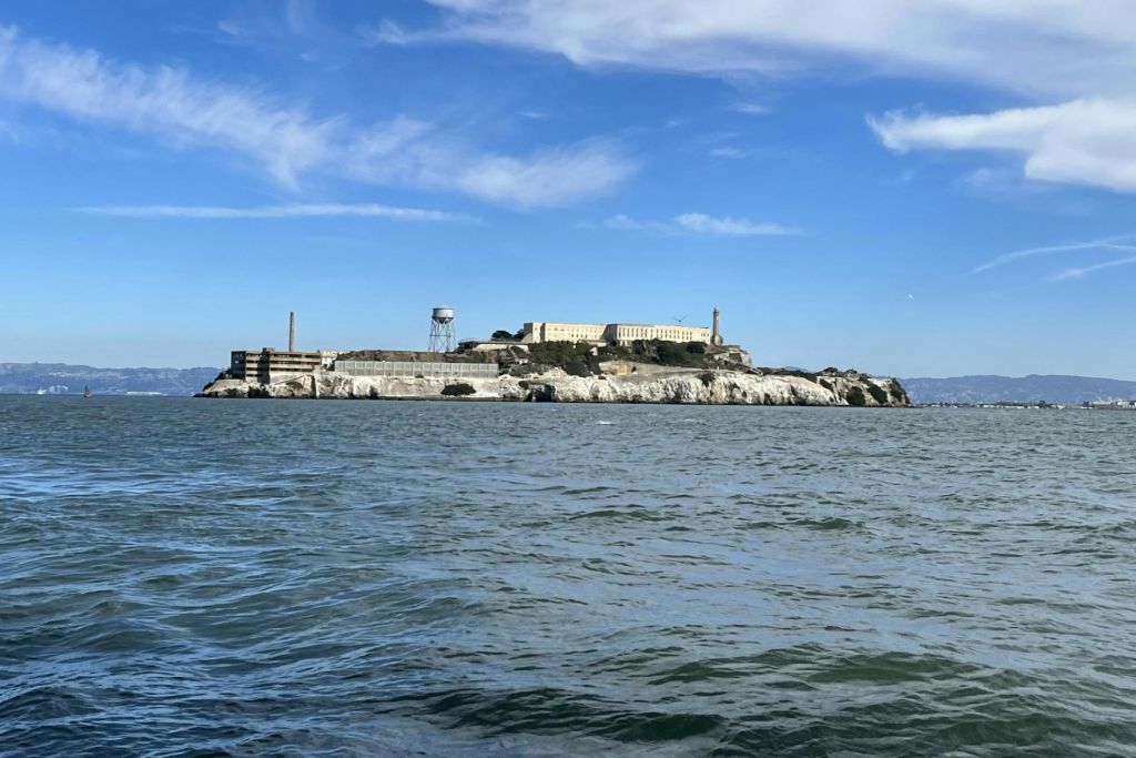 알카트라즈 섬에서 SV 킨드레드 스피리츠를 타고 즐기는 사진 촬영