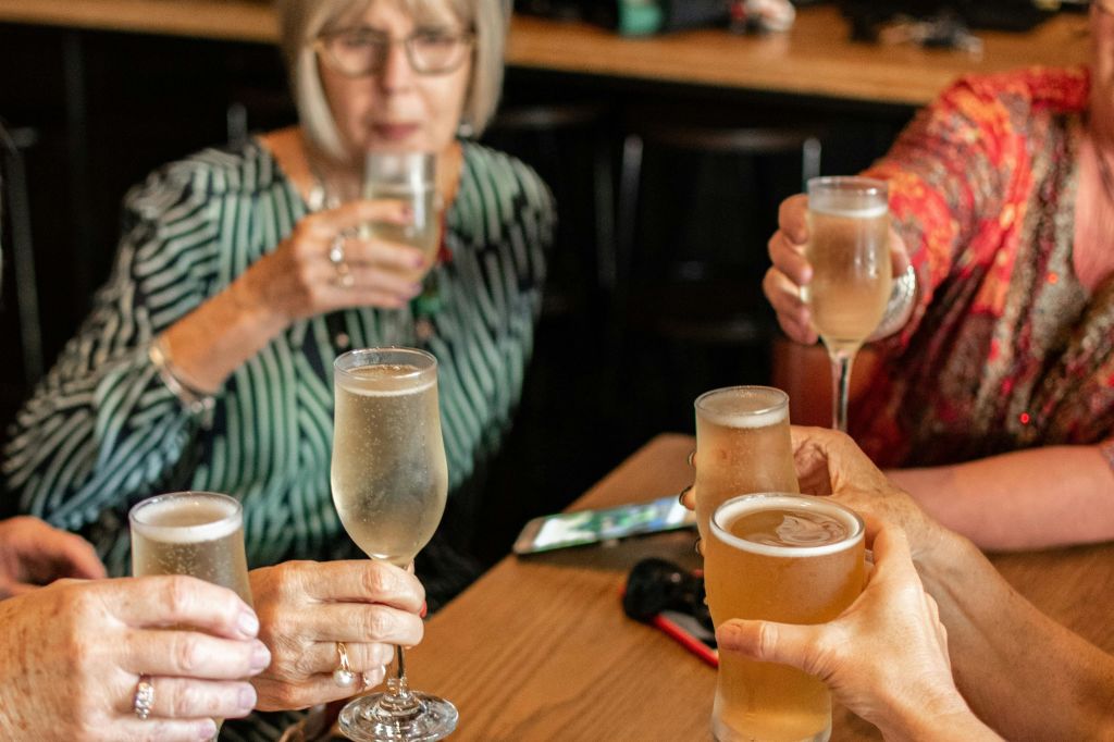술을 마시며 즐기는 바 투어