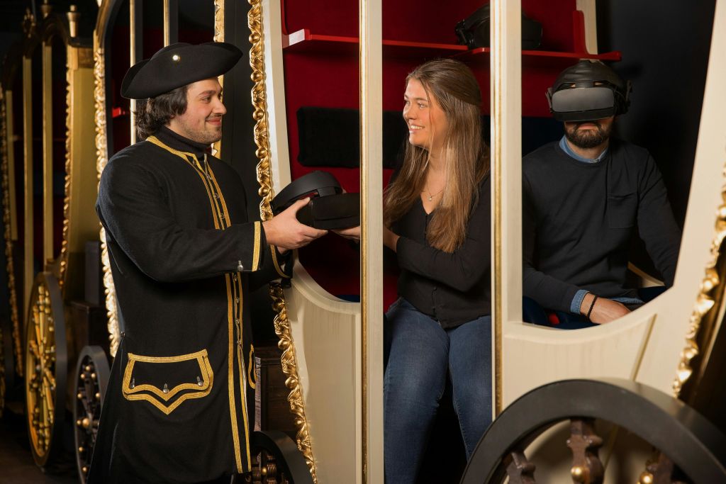 저희 투어 가이드가 기술 장비에 대해 기꺼이 도와드리겠습니다.