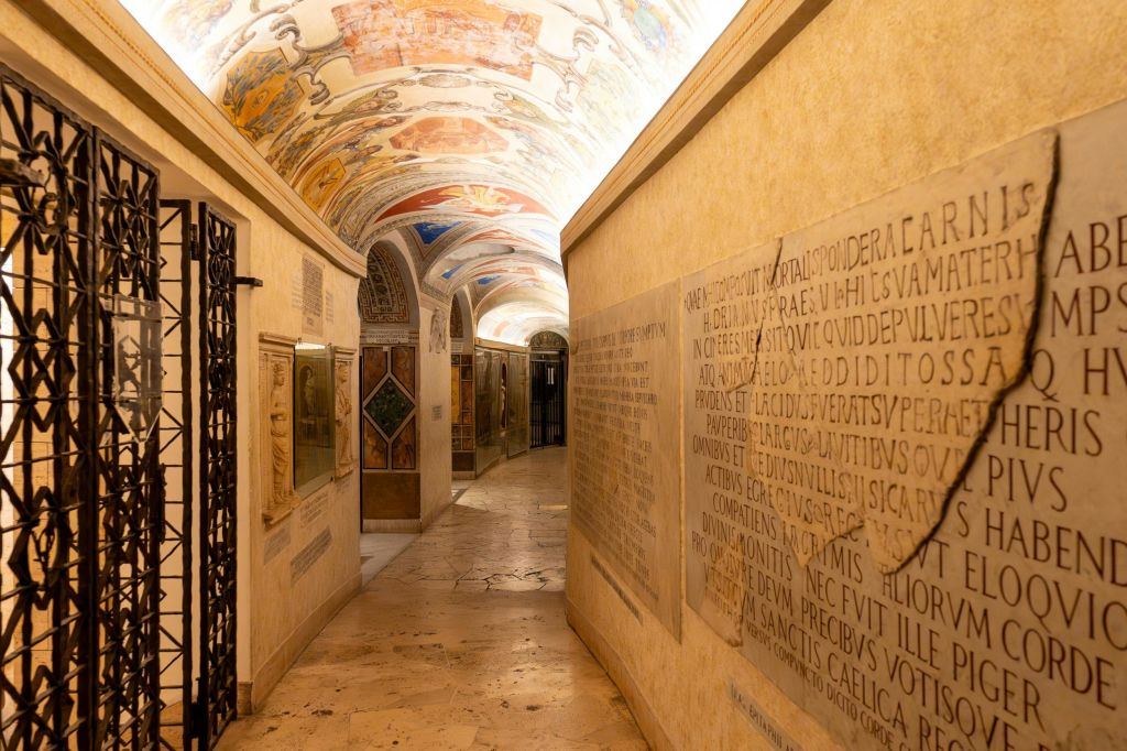 내려가서 교황 무덤 둘러보기