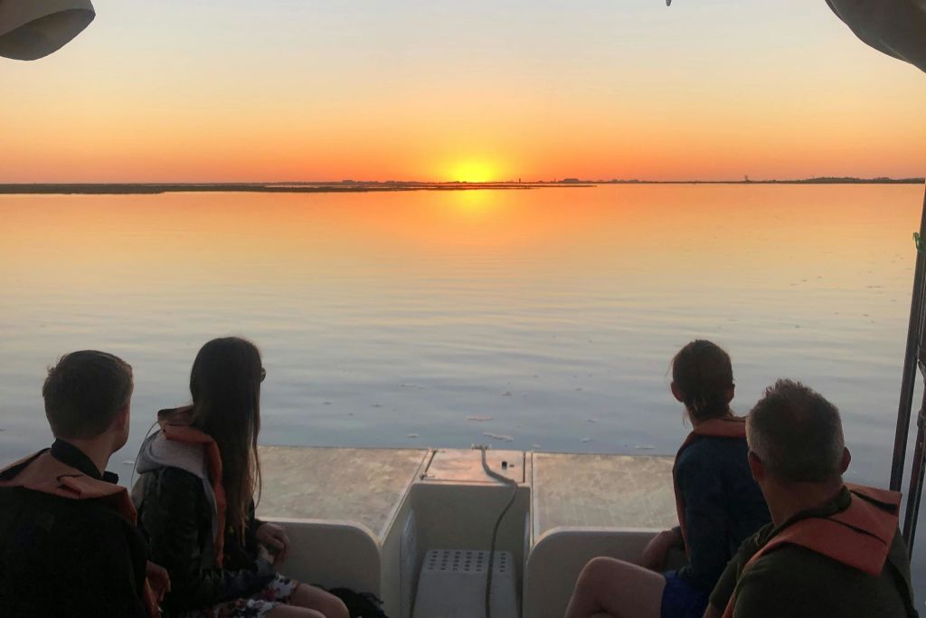 파루에서 출발하는 알가르브 보트 투어로 리아포르모사 일몰을 감상하는 게스트