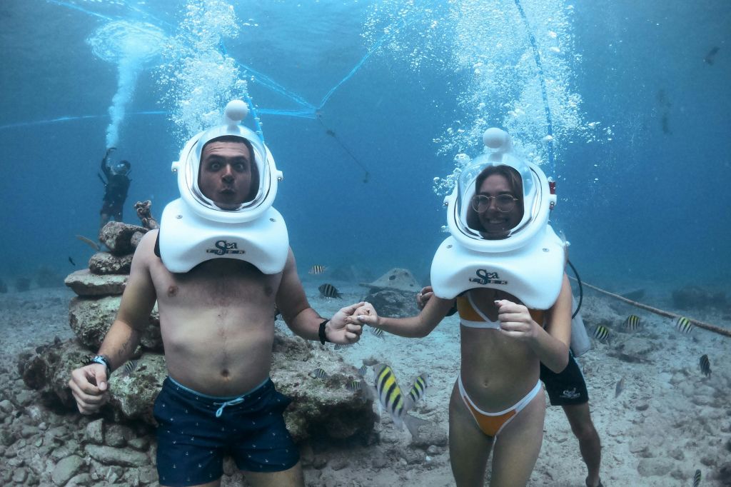 코수멜에서 즐기는 수중 헬멧 산책