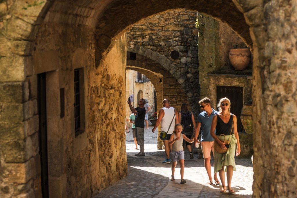 지로나와 코스타 브라바 투어로 친구들을 만나보세요.