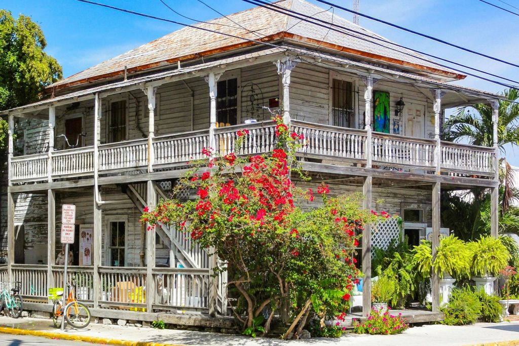 키 웨스트의 주택에는 종종 대형 현관이 있습니다.