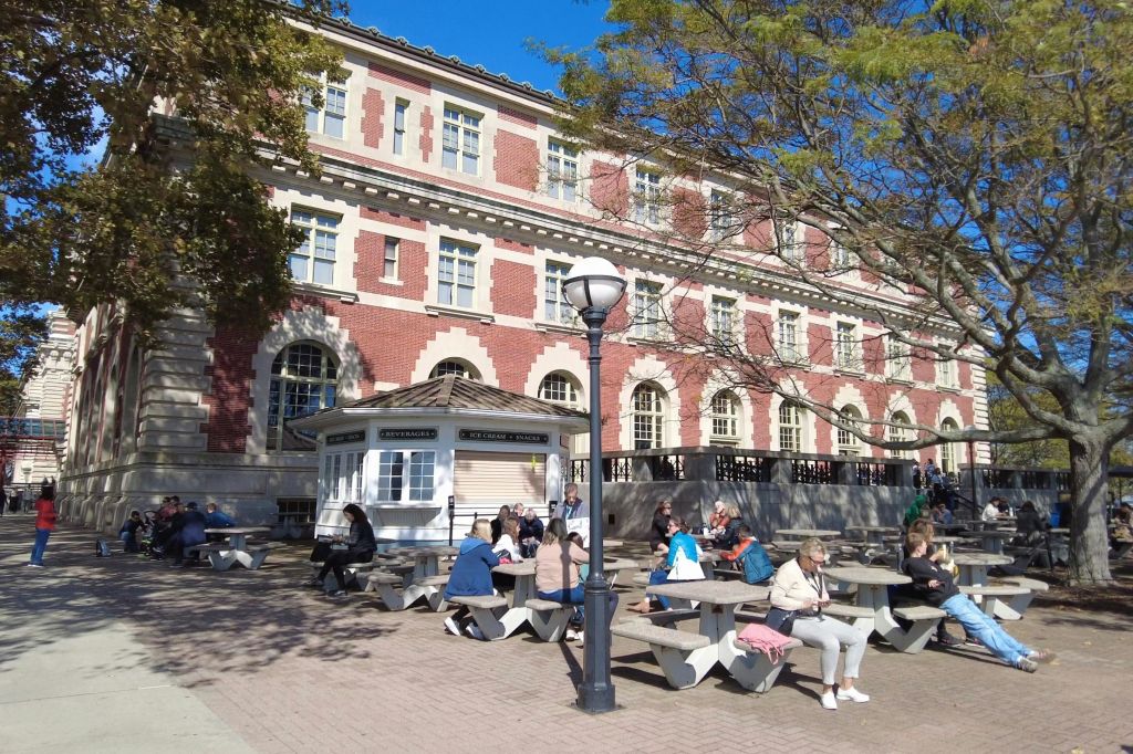 역사적인 장엄함을 보여주는 엘리스 섬 국립 이민 박물관의 매혹적인 사진