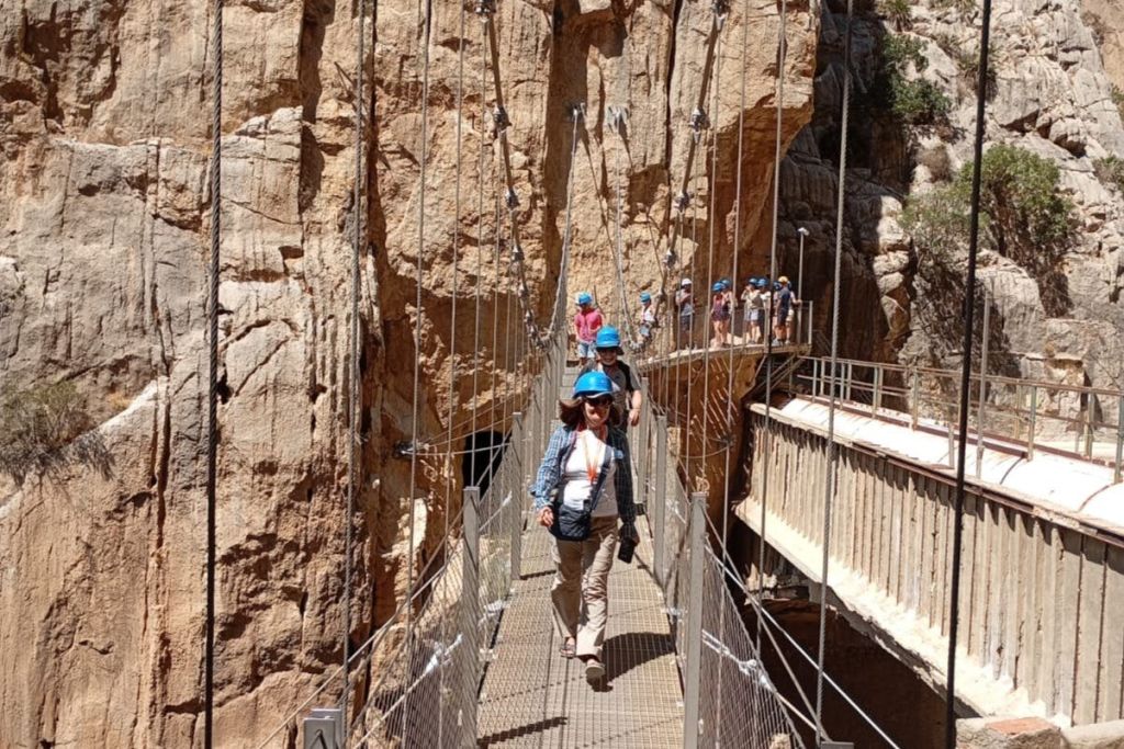 카미니토 델 레이 끝에 있는 현수교 통과하기