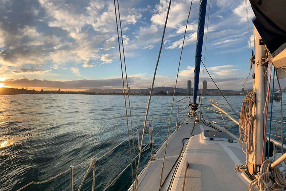 보트를 타고 바르셀로나 해안 둘러보기