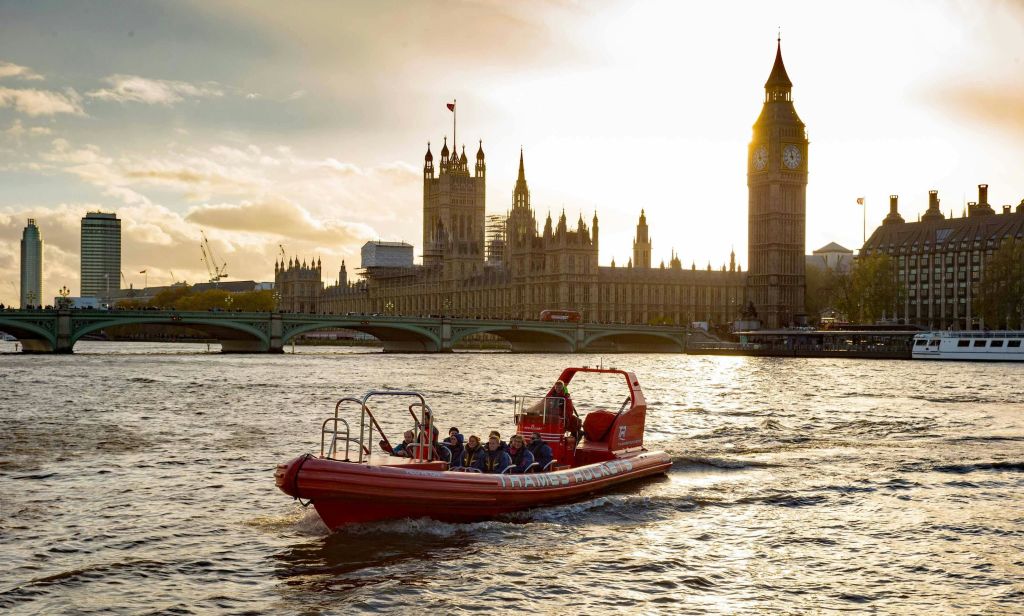 어둠이 내린 후 크루즈를 타고 런던을 둘러보세요.