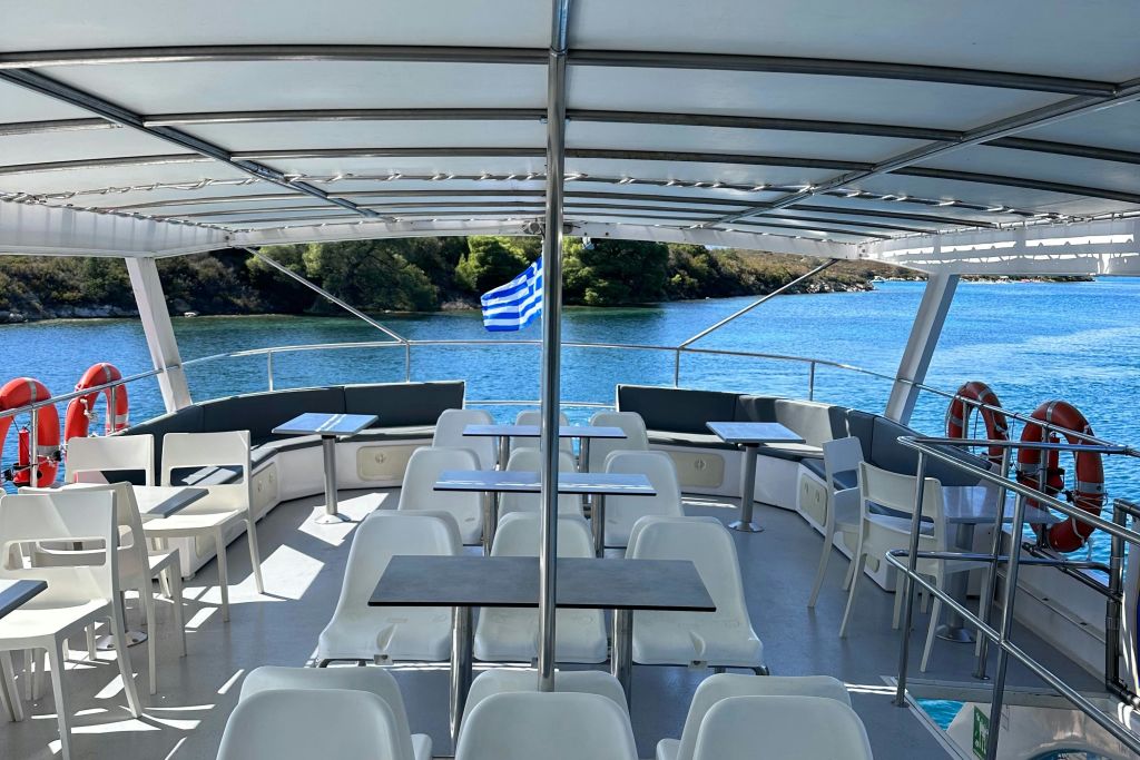 날씨 데크에서 전망을 즐기는 사람들을 위해 Eirinikos Glassbottom은 합리적인 가격의 좌석을 많이 제공합니다.