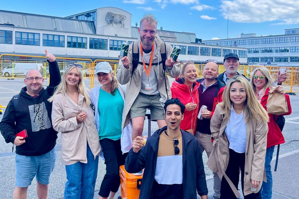 단체로 즐기는 맥주 워크 사진 촬영