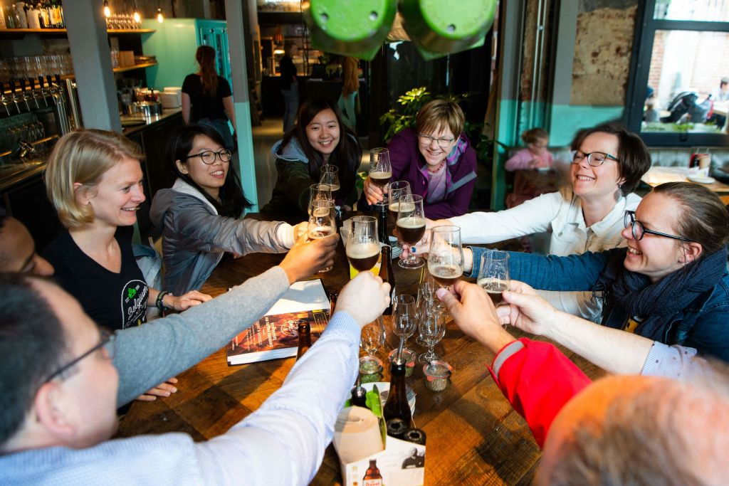 Клиенты произносят тост.