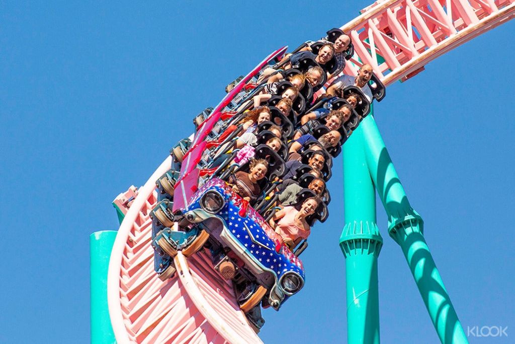 XCELERATOR THE RIDE® - Knott's Berry Farm의 Xcelerator The Ride® 롤러코스터에서 205피트 높이로 날아올라 2.3초 만에 0-82mph까지 가속한 후 즉시 90도 직진으로 떨어지며 질주합니다.