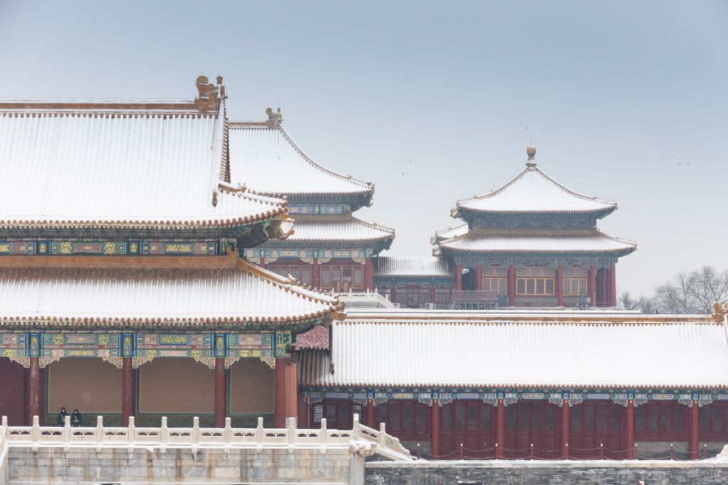 눈이 내린 뒤 눈은 빨간색과 노란색의 자금성에 흰색을 더해 우아한 분위기 속에서 전혀 다른 풍경을 연출합니다.