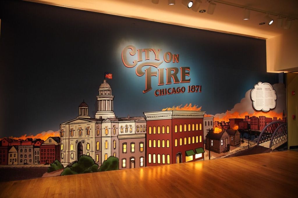갤러리를 배경으로 "City on Fire Chicago 1871" 이라는 글자가 적힌 불타는 건물을 묘사한 벽화입니다.