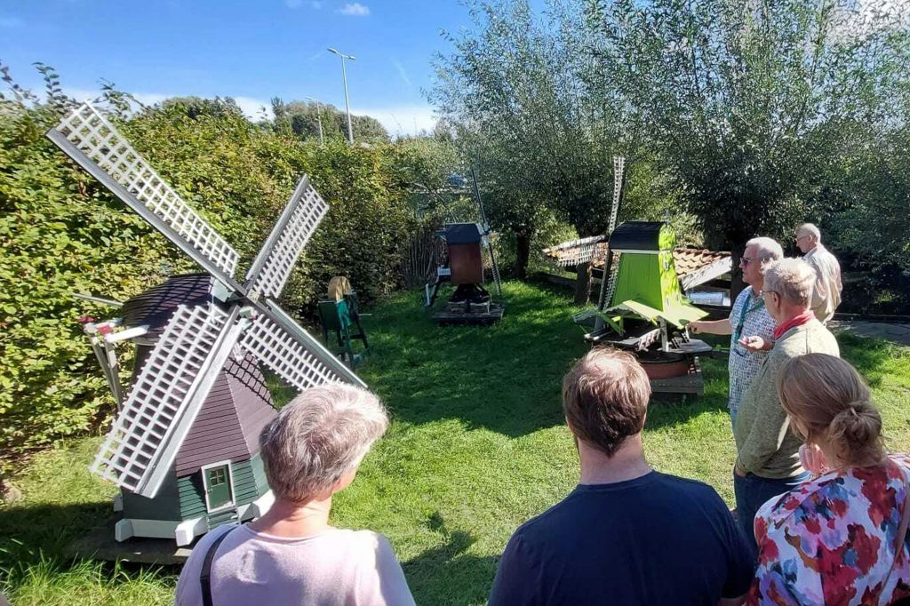 정원의 모형 공장을 둘러보는 투어