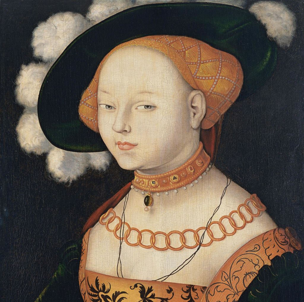 화려한 드레스와 진주 목걸이, 흰색 깃털로 장식된 커다란 모자를 쓴 여성이 고전 회화 스타일로 묘사되어 있습니다.