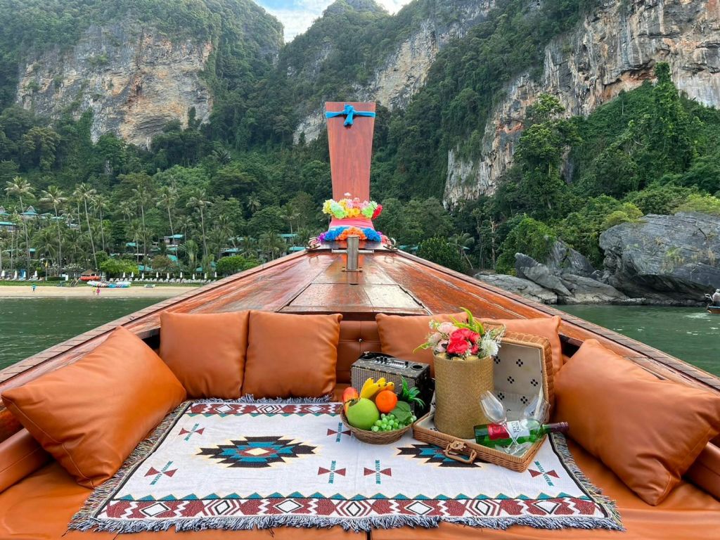 산과 녹음이 우거진 보트에서 과일 바구니와 피크닉을 즐겨보세요.