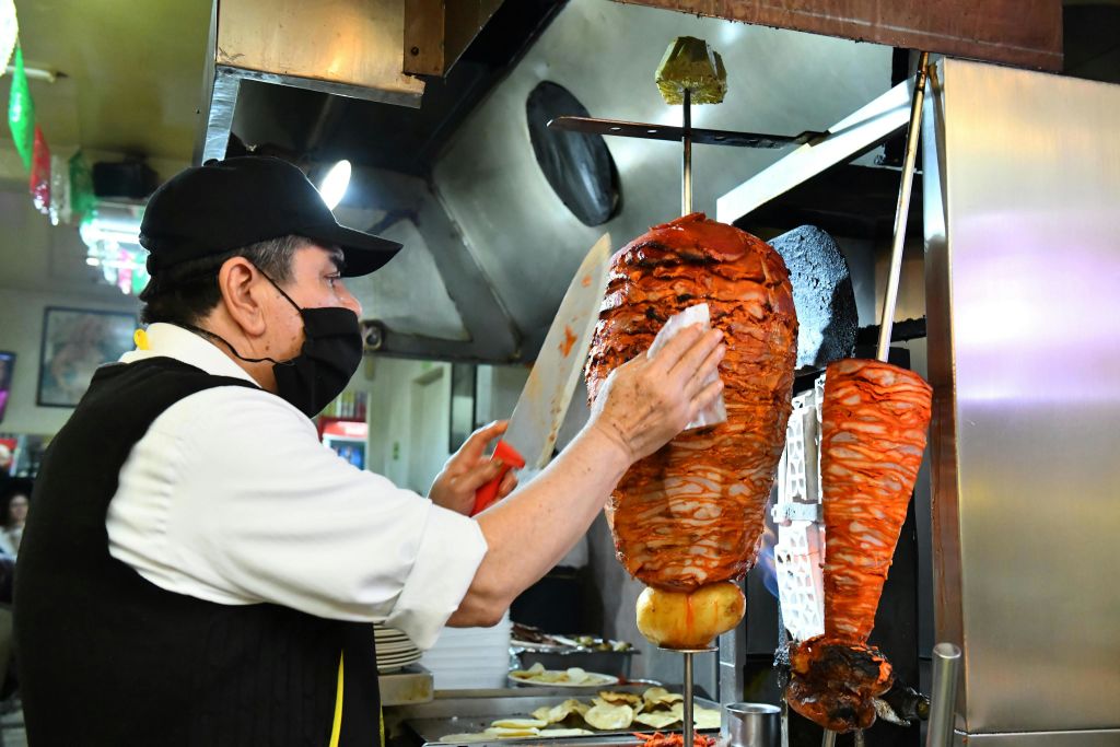 타코 메이커, 알 파스토르 고기 썰기