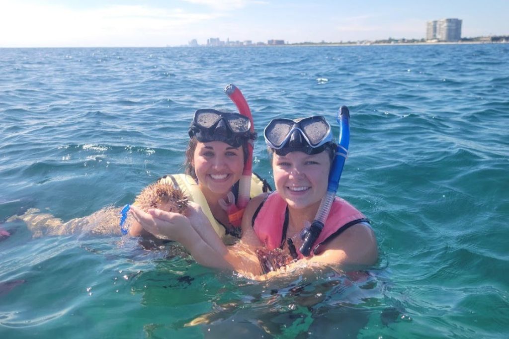 스노클링을 즐기는 소녀들