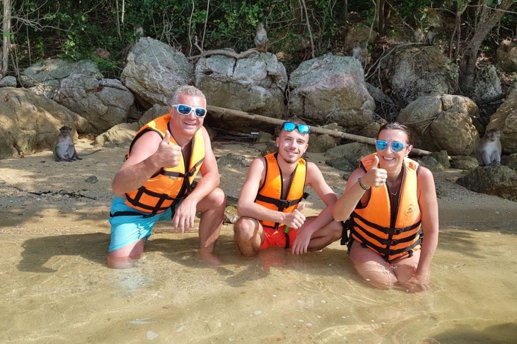 아름다운 풍경 속에서 고요한 바다에서 수영의 즐거움을 느껴보세요.