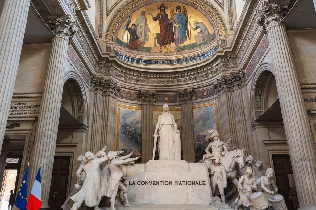 "라 컨벤션 내셔널 (La Convention Nationale)" 이라고 새겨진 받침대 꼭대기에 있는 마리안느의 동상은 형상으로 둘러싸여 있으며, 위에 프레스코화가 자세히 그려져 있습니다.