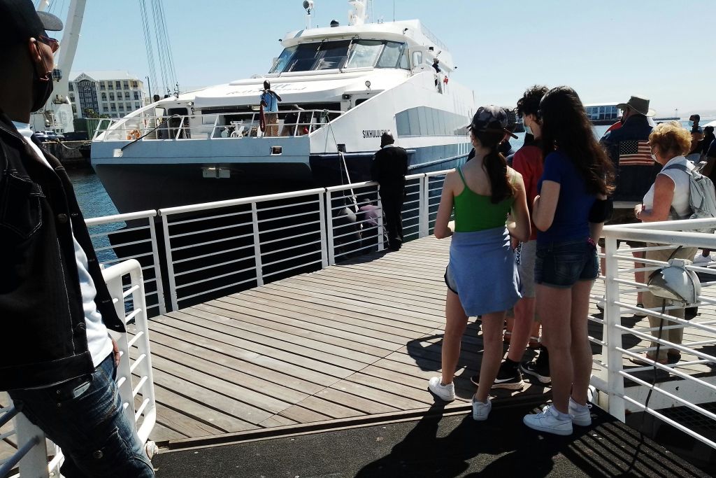 넬슨 만델라 게이트웨이에서 출발하여 로벤 섬 박물관으로 이동합니다.