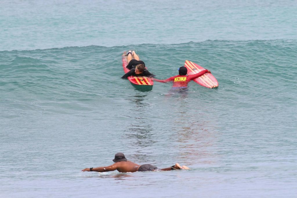 줄 서서 웨이브를 기다리는 중