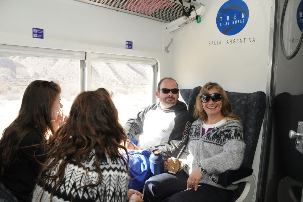 구름 속으로 떠나는 기차 여행