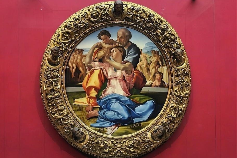 원형 그림은 빨간색 배경에 정교하게 조각된 황금 프레임으로 둘러싸인 아기를 둔 가족을 묘사합니다.