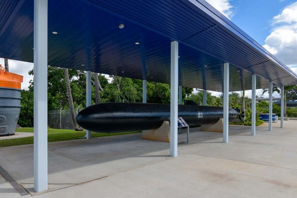 야외 전시회에서 어뢰 관찰하기