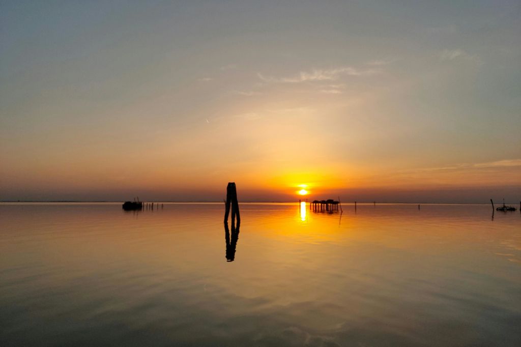 베네치아 키오자 근처 베네치아 석호에서 아름다운 석양 감상하기