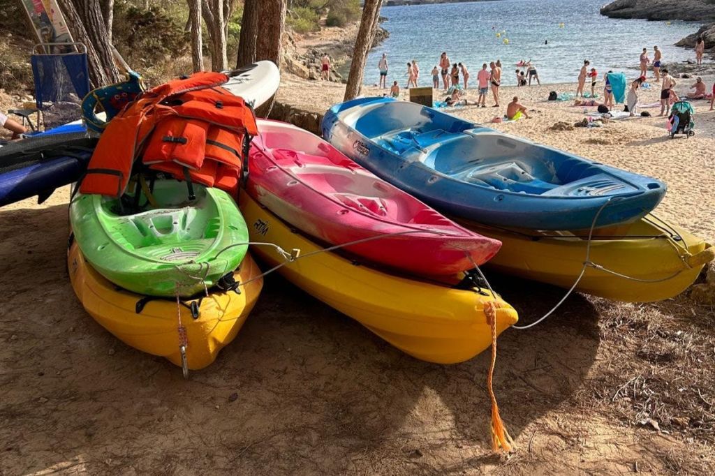 항해를 기다리는 카약