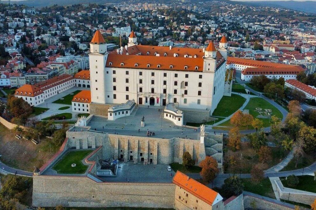 녹음으로 둘러싸인 붉은 옥상과 마을을 배경으로 하얀색의 커다란 성이 한눈에 들어옵니다.