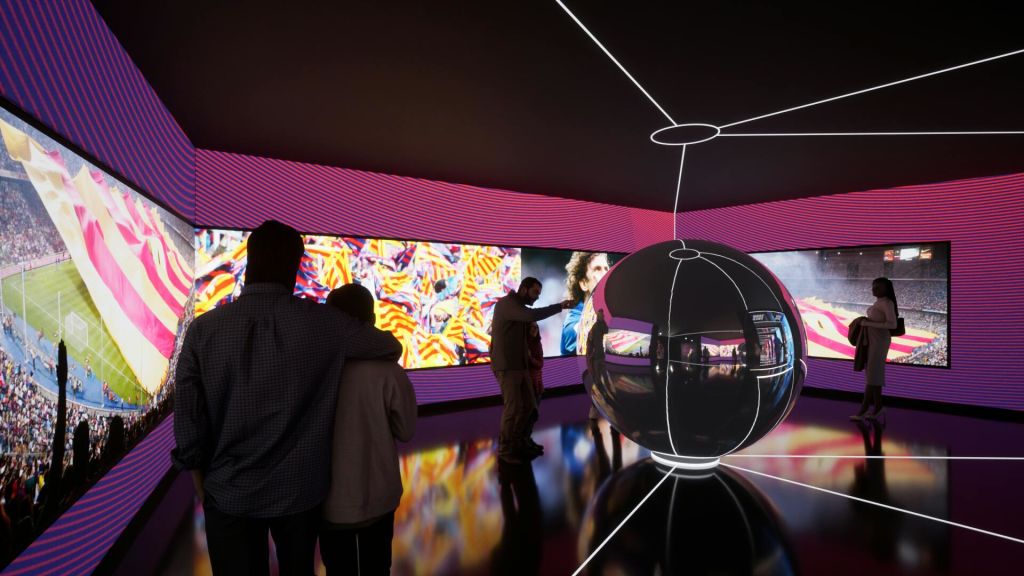 사람들은 활기차고 다채로운 디스플레이가 있는 어두운 방에서 디지털 화면과 반사 구를 관찰합니다.