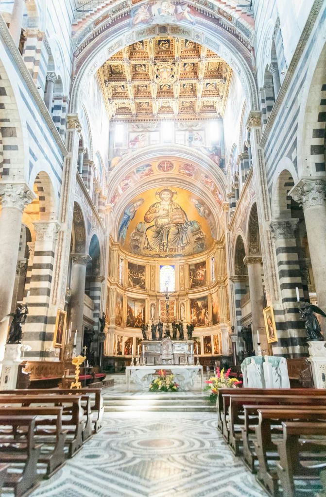 석탑 꼭대기에 여성 3명과 종 2명이 보였다. 하늘이 맑고 푸른 두 사람이 배경에 앉아 있습니다.
