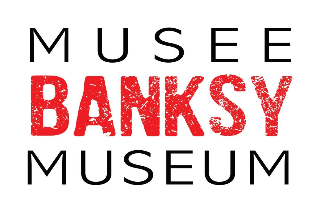 흰색 배경에 검은색과 빨간색 글씨로 "Banksy Museum" 이 있는 텍스트 로고.