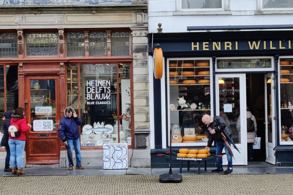 한 장의 사진으로 보는 치즈와 델프트 블루 세라믹.