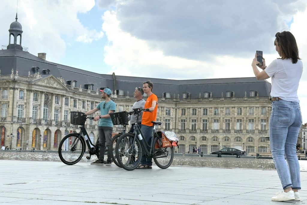 부르스 광장 및 워터 미러