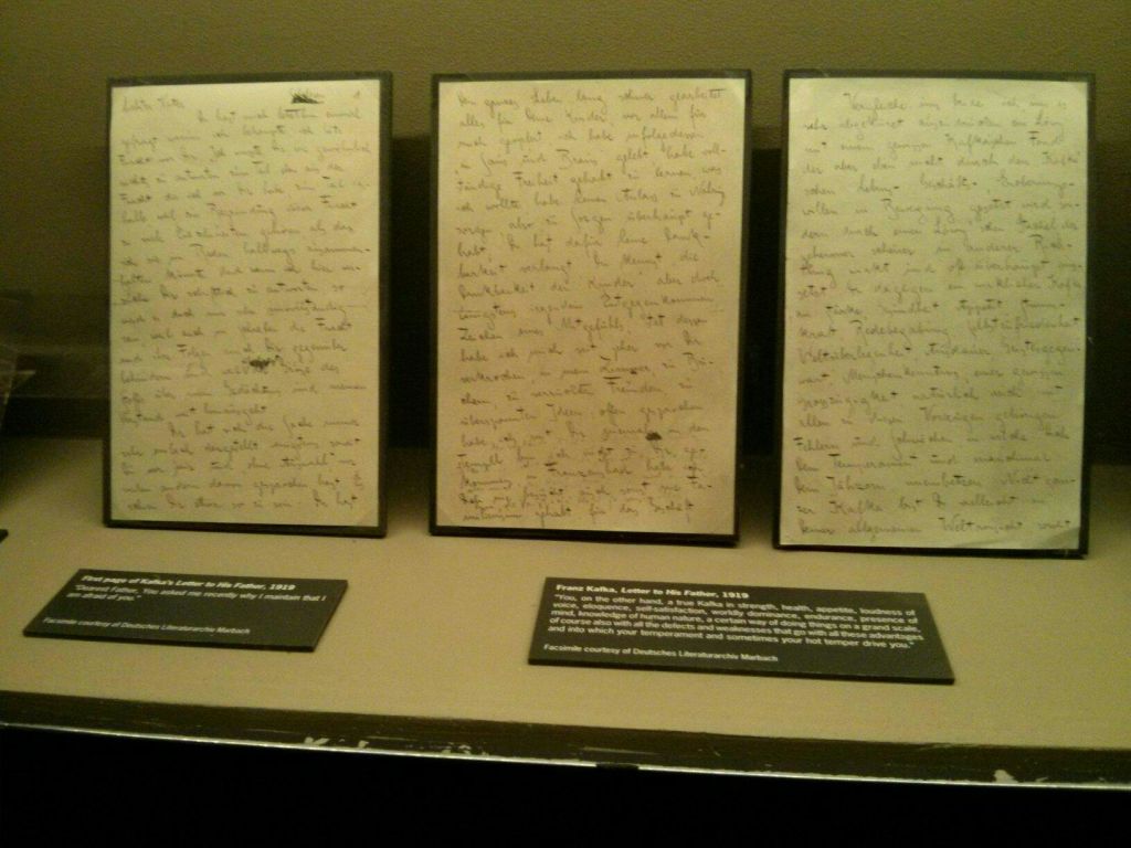 각 편지 아래에 정보용 명판이 첨부된 세 장의 자필 편지가 프레임으로 표시됩니다.